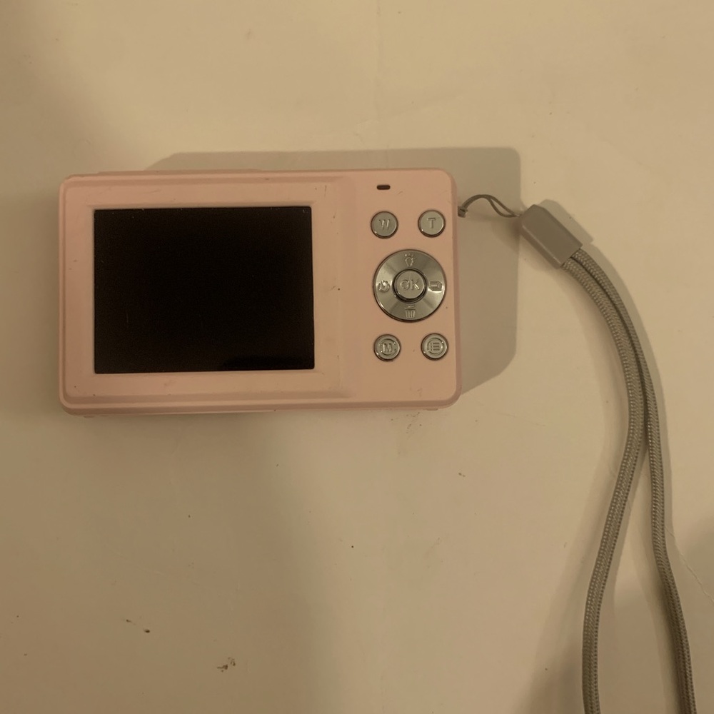 Pink digital camera! 16x powerful zoom, 44.0mp, This is almost brand new.